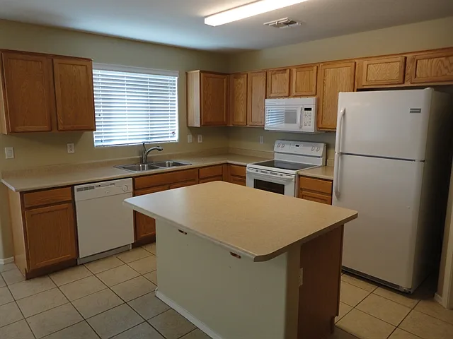206 S 151st Ave — Photo 2