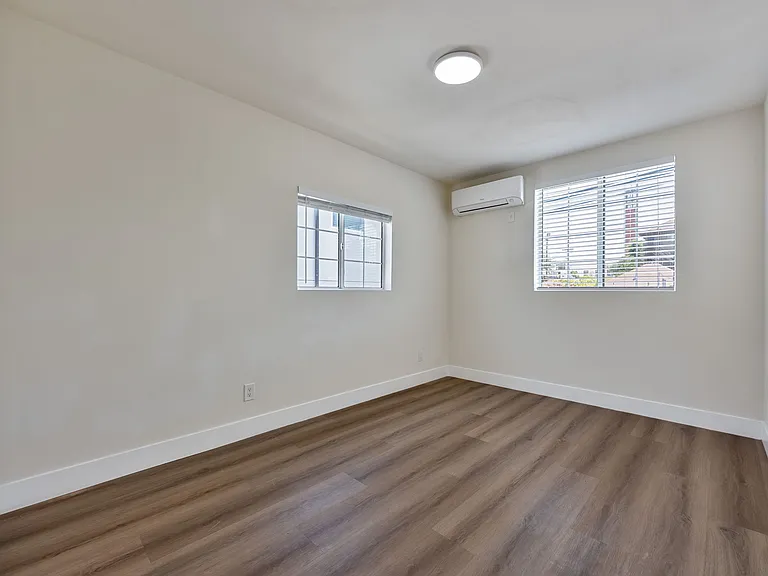 230 N Burlington Ave #1/2 — Photo 16