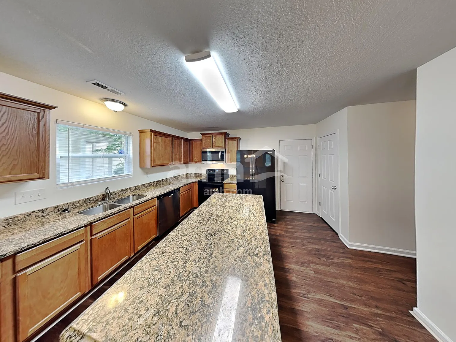 4 bed, 2.5 bath, 1950 sqft, $2,400 — Photo 3