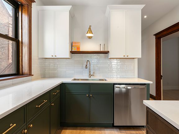 3rd image of 1049 N Oakley Blvd #1