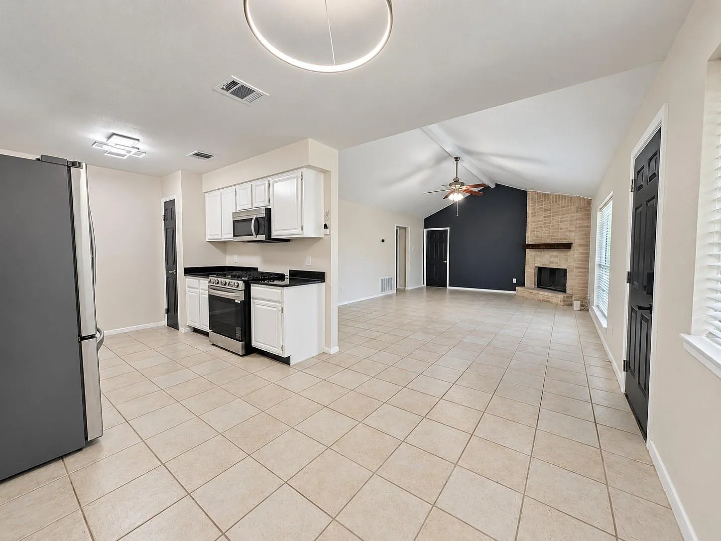 3 bed, 2.0 bath, 1575 sqft, $1,895 — Photo 2