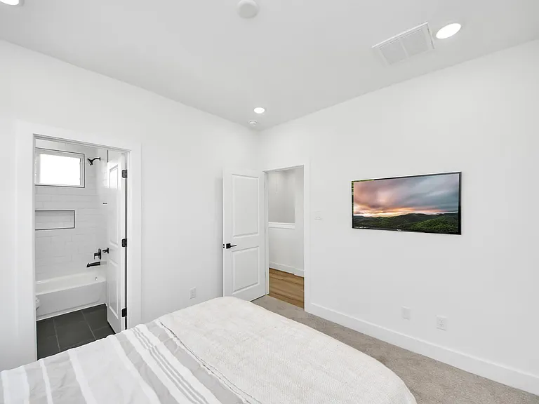 2424 Harrington St — Photo 13