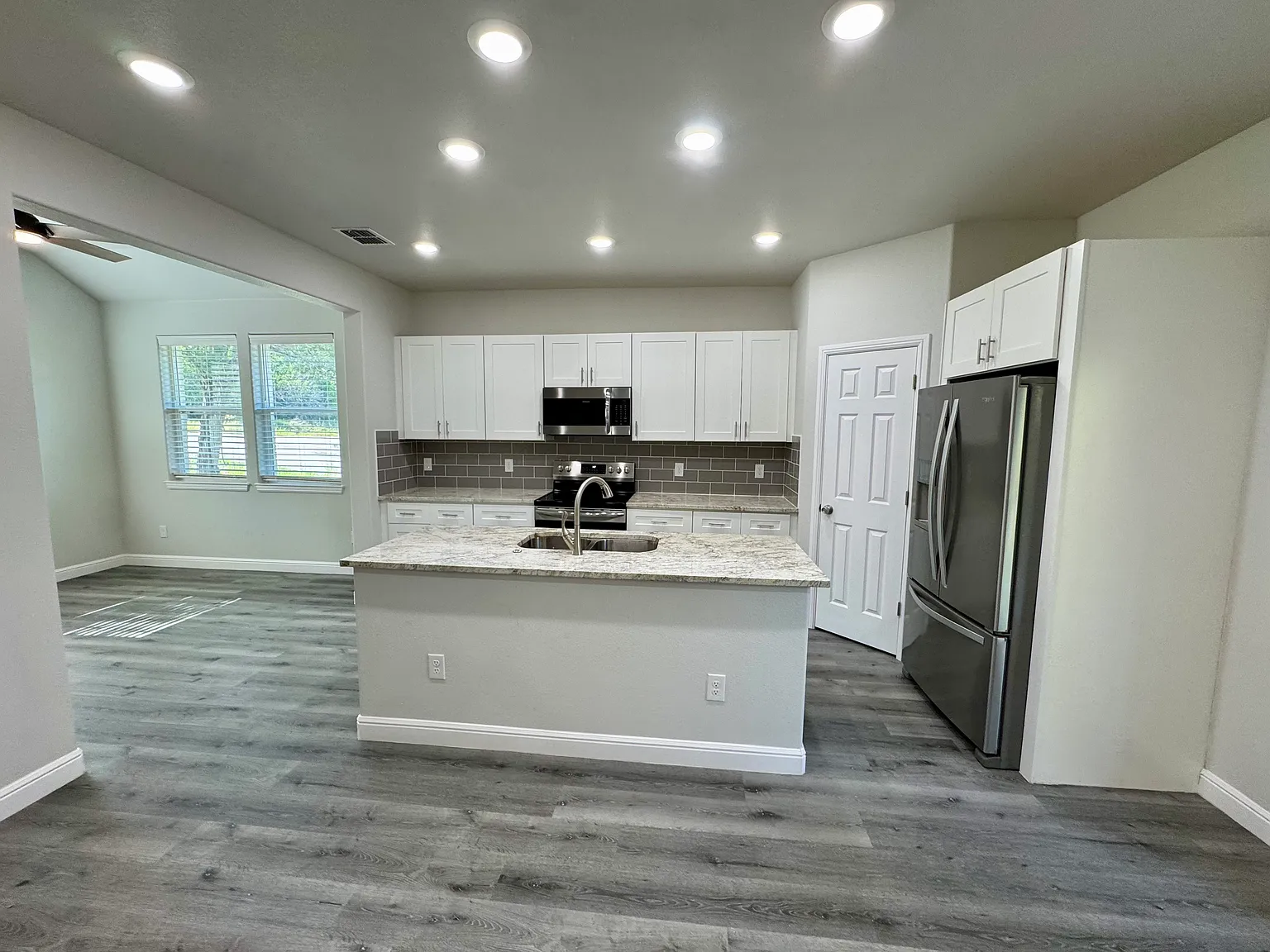 3 bed, 2.5 bath, 1684 sqft, $2,150 — Photo 2