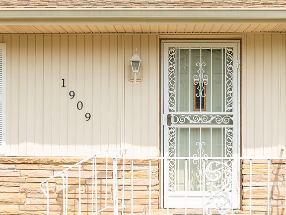 5th image of 1909 McClain Dr