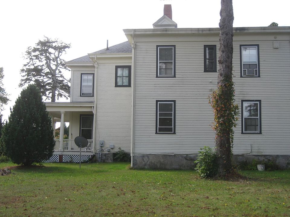 2nd floor apt located in this beautiful country home!