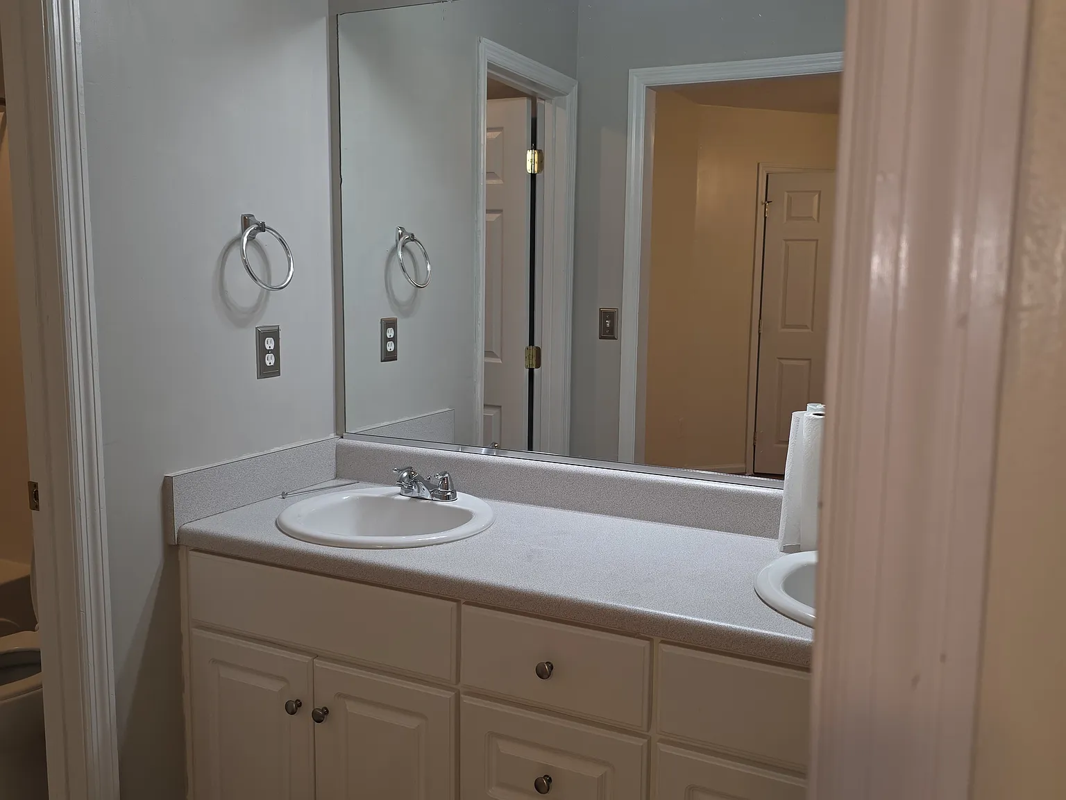 907 Hopkins St — Photo 2