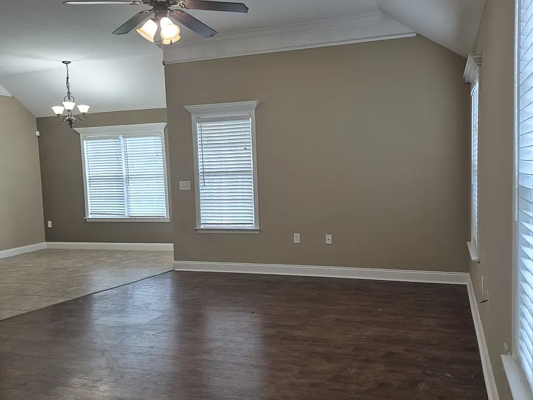 4028 Glen Laurel Dr N — Photo 2