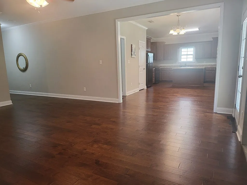 4 bed, 2.0 bath, 1649 sqft, $1,925 — Photo 4