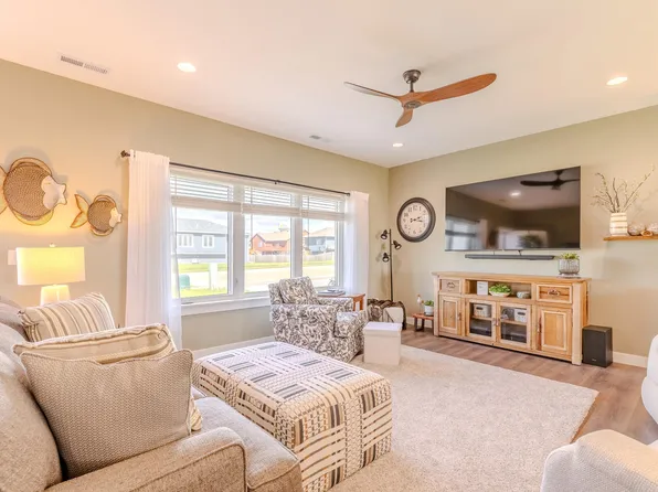 1305 38th St, Spirit Lake, IA 51360