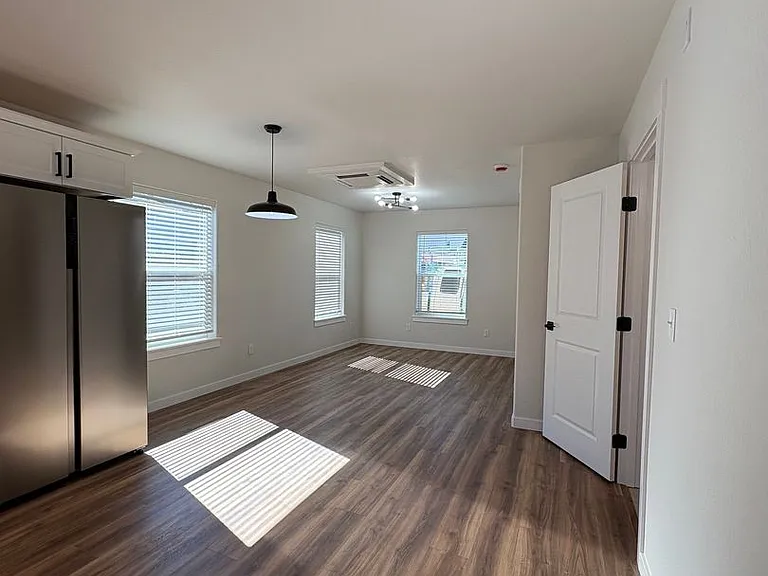 1166 Woodrow Ln — Photo 3