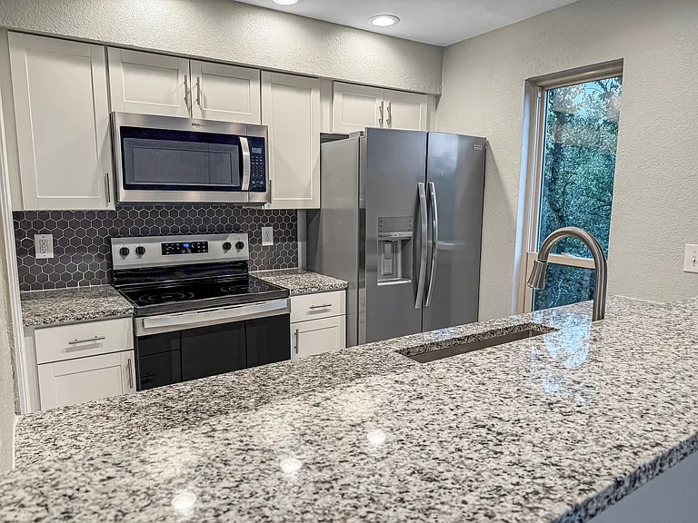 801 Grassy Knl #A — Photo 2