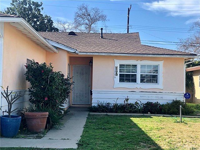 2nd image of 18049 Saint Andrews Pl