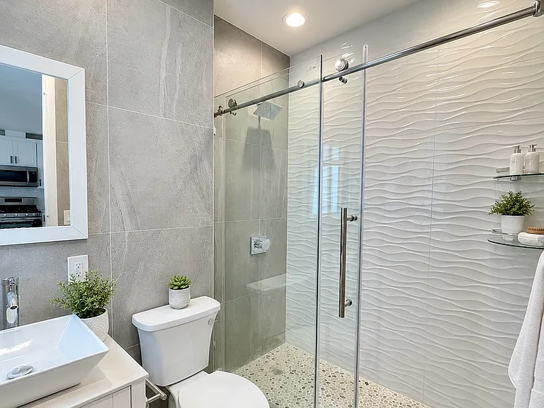 1738 E 4th St #1R — Photo 3