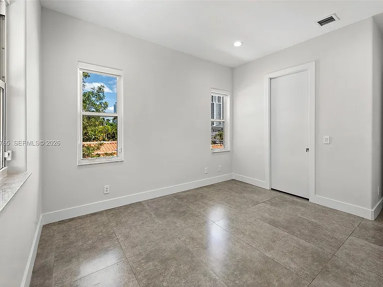552 Palm Dr — Photo 55