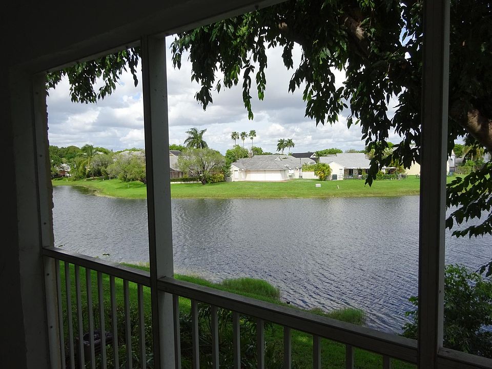 LAKE VIEW apartment, huge balcony. Gated community. Water included.