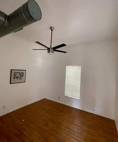 208 Medina St — Photo 2