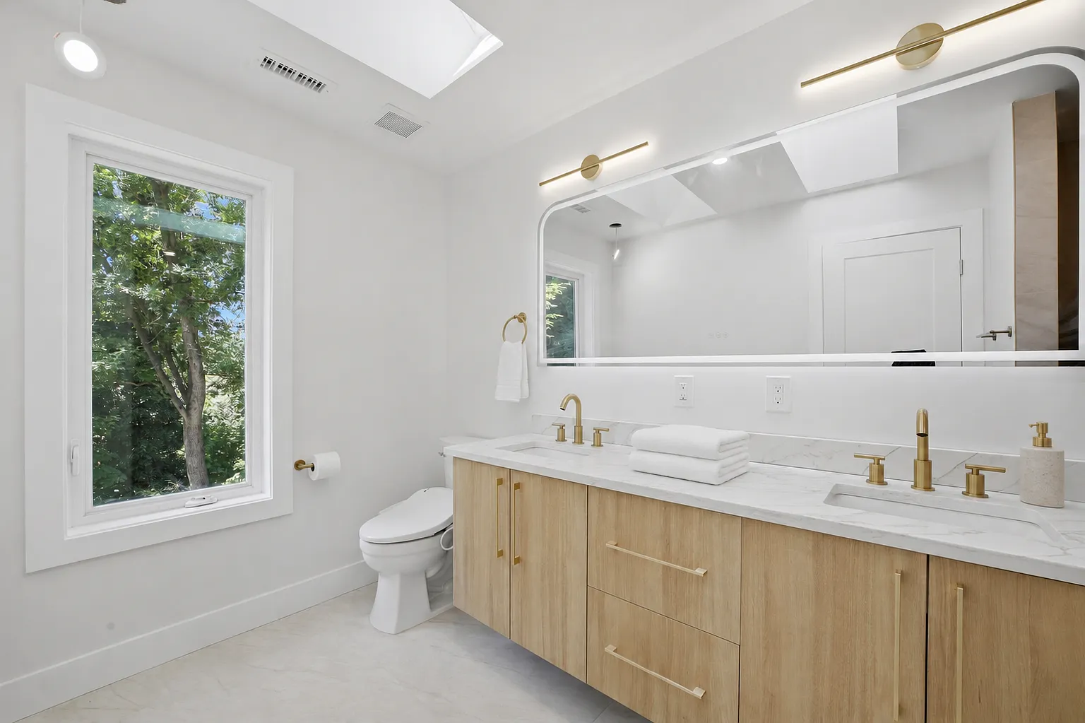 3 bed, 3000 sqft, $7,900 — Photo 2