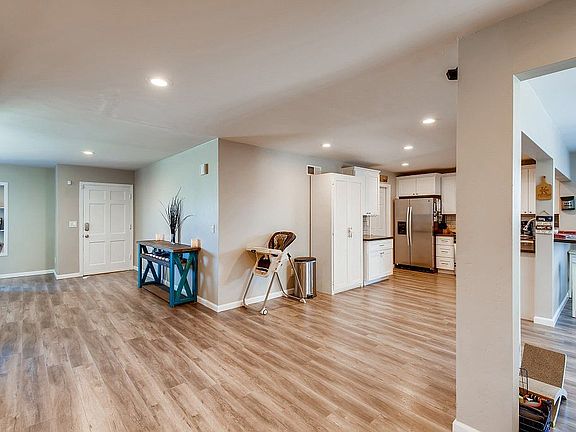 4th image of 742 Piccard Ave