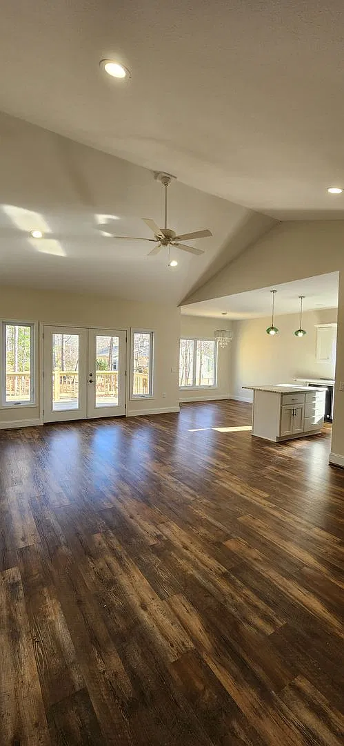 Practically new rental available for 6 months or 1 year lease & it has a lake view! — Photo 3