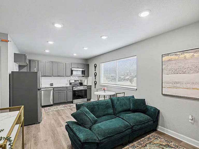 Mayfair Apartments — Photo 6