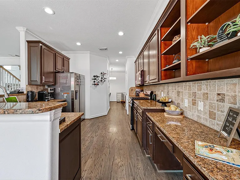 1015 Enclave Sq S — Photo 17