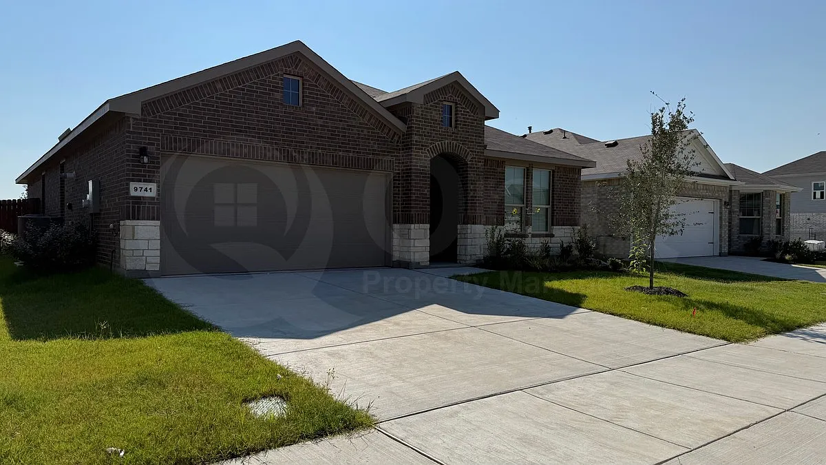 4 bed, 2.5 bath, 2033 sqft, $2,179 — Photo 3