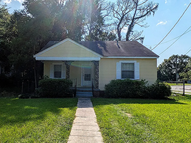 416 N 19th Ave — Photo 1