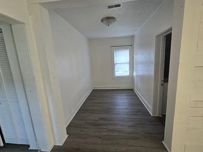 539 NE Lake St — Photo 4