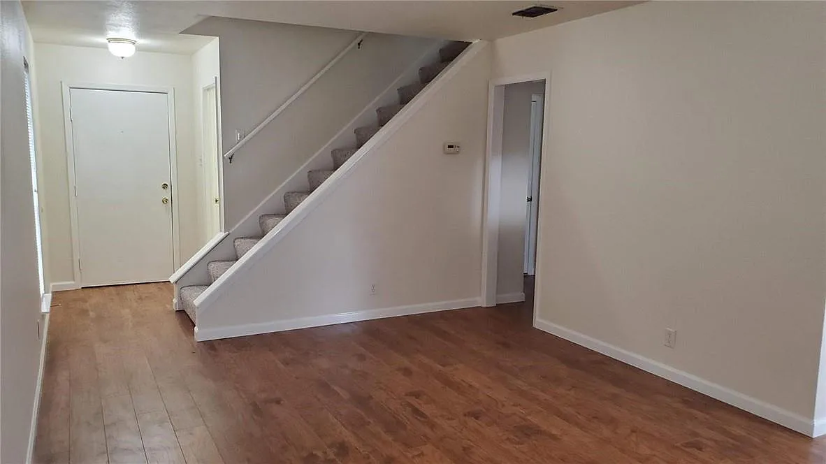 2 bed, 1.5 bath, 1029 sqft, $1,495 — Photo 2