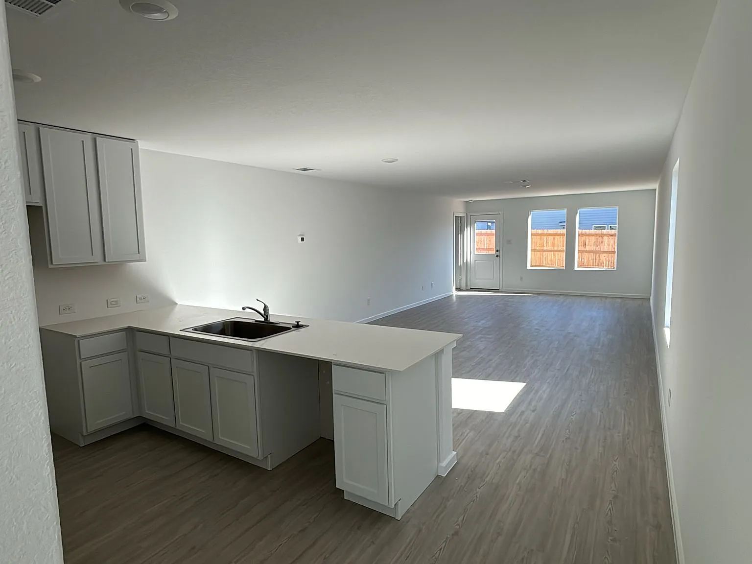 4 bed, 1600 sqft, $1,700 — Photo 2