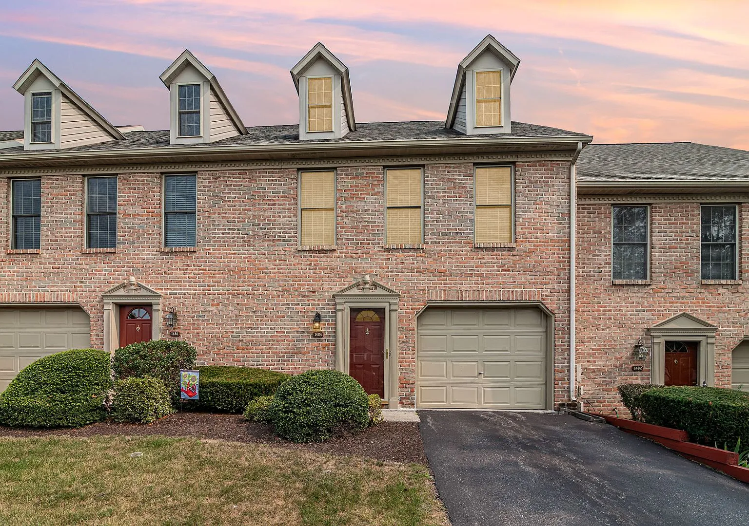 Welcome to this charming 3-bedroom, 2.5-bathroom home located in Mechanicsburg, PA. — Photo 1