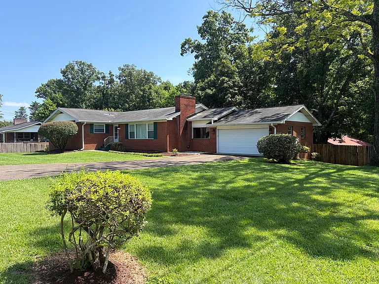 4913 Mandalay Rd — Photo 1