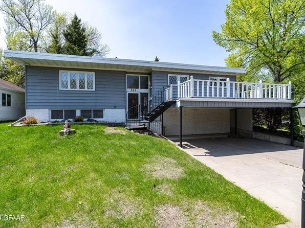 923 N 25th St, Grand Forks, ND 58203