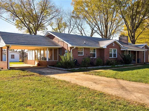 3912 Courtney Huntsville Rd, Yadkinville, NC 27055