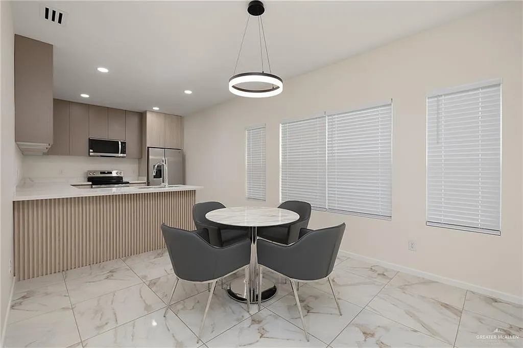 3 bed, 2.5 bath, 1632 sqft, $2,100 — Photo 4