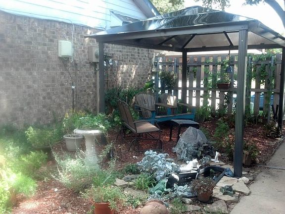Side Yard Gazebo - NOTE: The gazebo is still there. The landscaping was like the picture when the owners lived there 6 years ago. You are welcomed to decorate with your own landscaping taste.