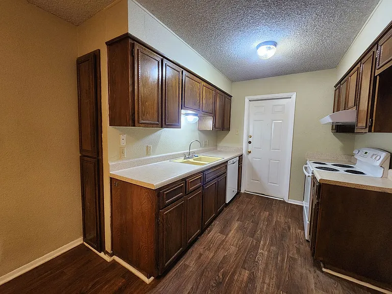 317 Briarwood Dr — Photo 11