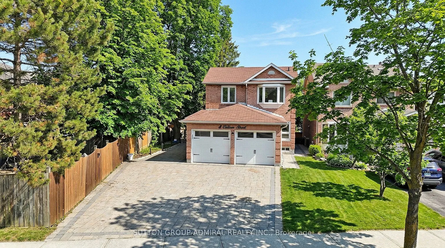 8 Colleen St photo 1