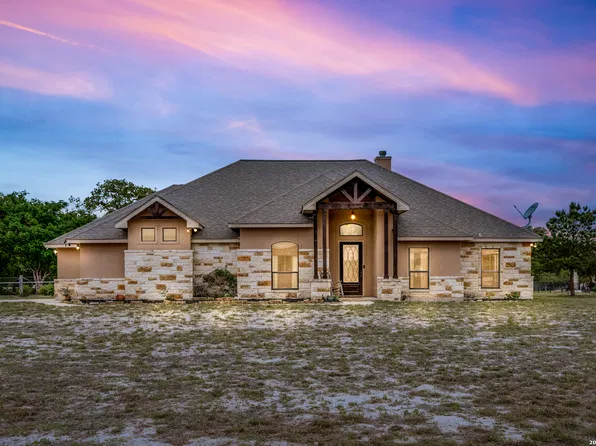 112 S ABREGO XING, Floresville, TX 78114