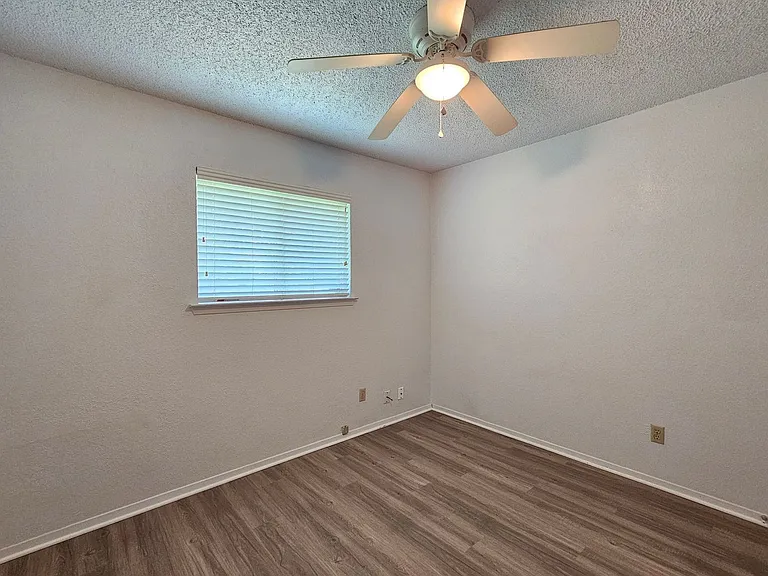 2209 Dickens Dr — Photo 11