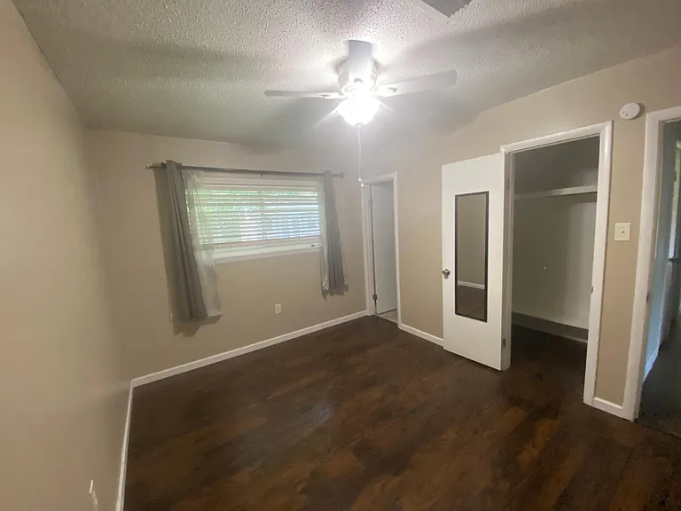 2404 Parkwood Dr — Photo 5