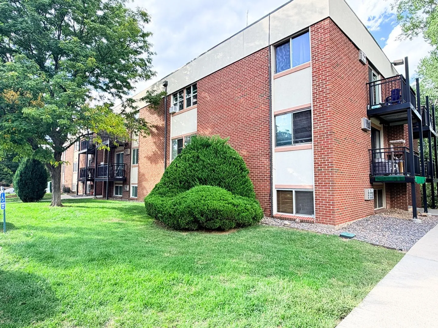 Bright 2-bedroom, 1-bath condo in Denver — Photo 1