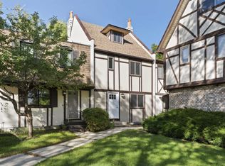 828 Village Quarter Rd, Dundee, IL