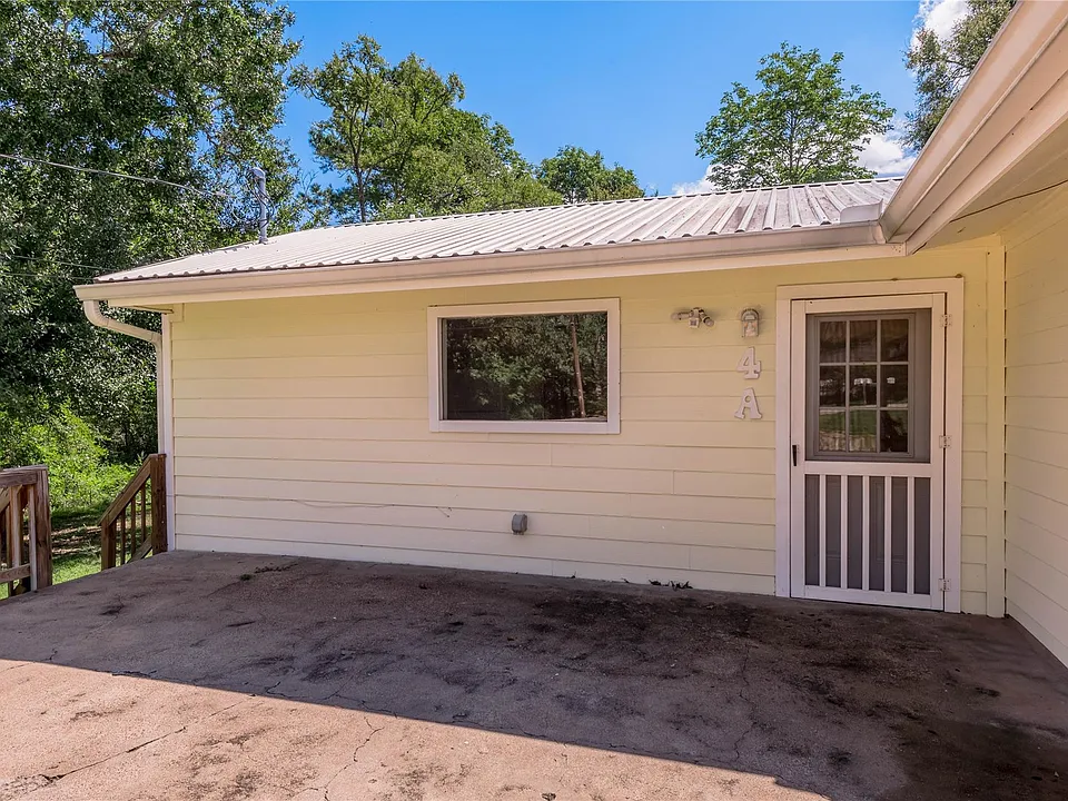 4 Rainbow Dr #A