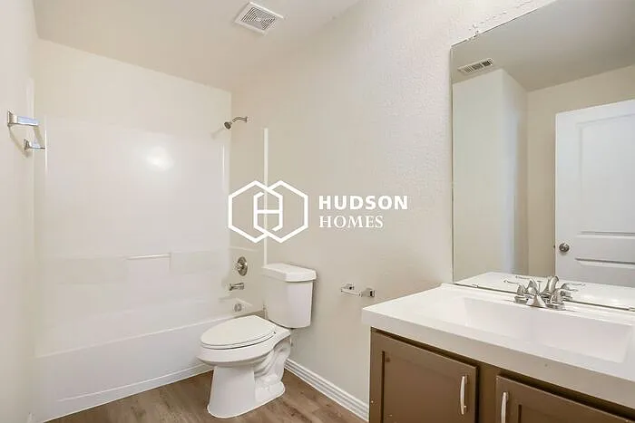 4919 Wellington St — Photo 10