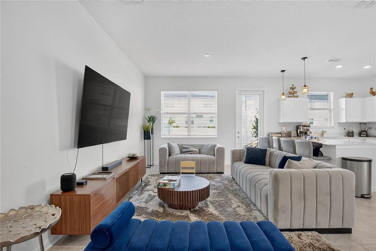 3 bed, 2.5 bath, 1988 sqft, $2,350 — Photo 4