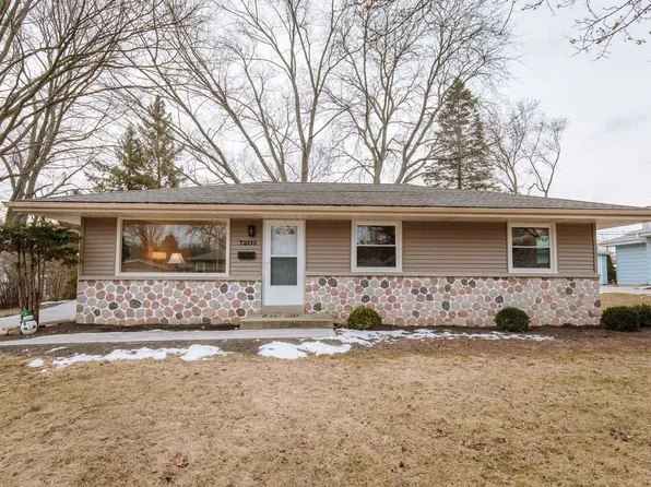 7203 Dorchester Ln, Greendale, WI 53129
