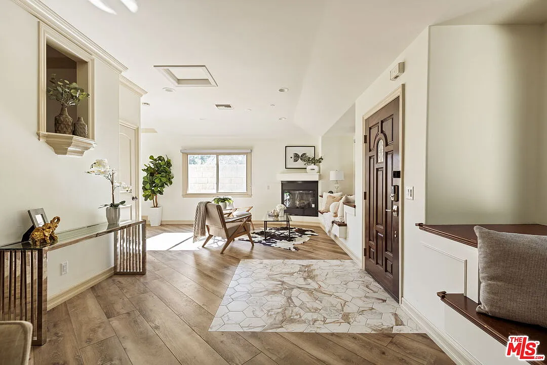 272 N Chester Ave — Photo 4