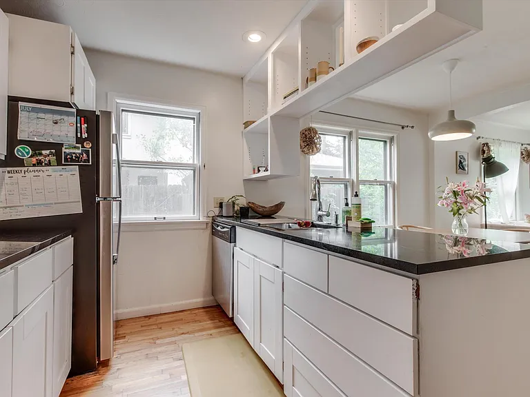 810 Hawthorn Ave — Photo 10