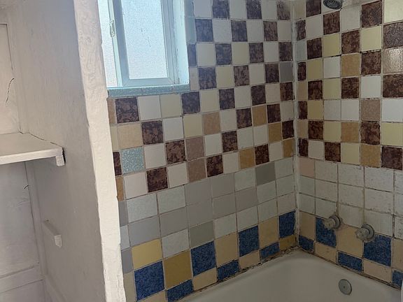 5th image of 107 Clyde St #107